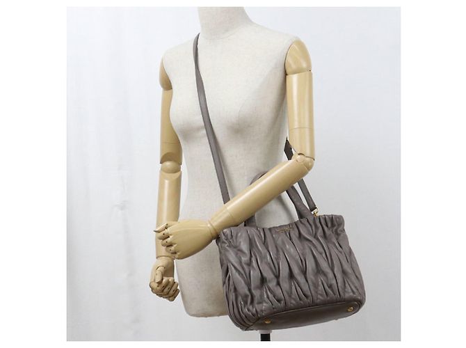 Miu Miu Tote Bag aus grauem Leder Braun - Ansicht 8