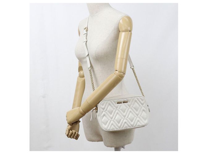 Borsa a tracolla Miu Miu in pelle bianca Bianco - vista 9