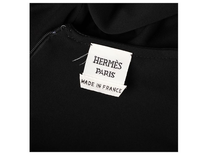 Vestido Hermès de jersey drapeado negro con hebilla de gancho plateada oversized – años 00 - vista 7