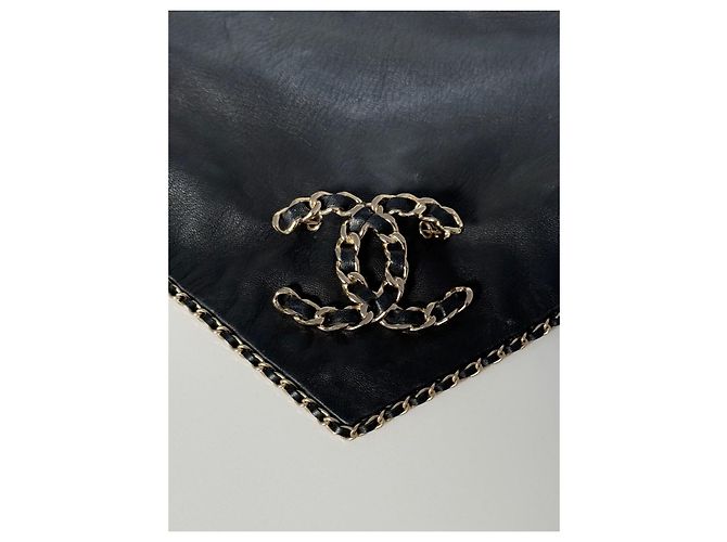 Chanel schwarzer Lederschal mit CC-Brosche - Ansicht 2