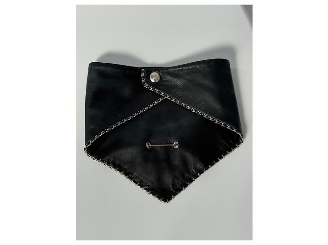 Chanel schwarzer Lederschal mit CC-Brosche - Ansicht 3
