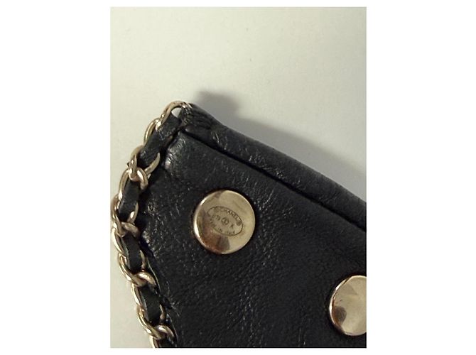 Chanel schwarzer Lederschal mit CC-Brosche - Ansicht 4