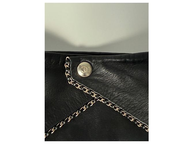 Chanel schwarzer Lederschal mit CC-Brosche - Ansicht 5
