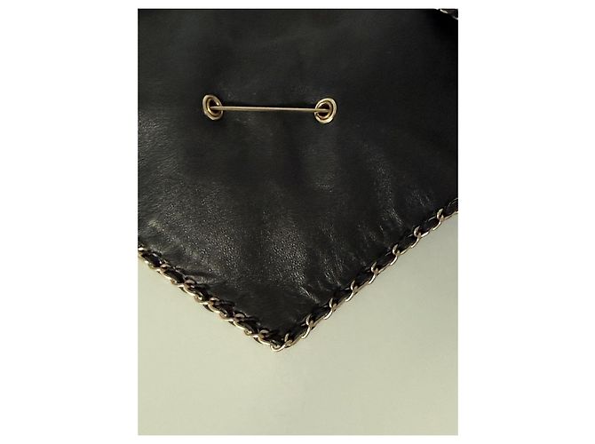 Chanel schwarzer Lederschal mit CC-Brosche - Ansicht 6