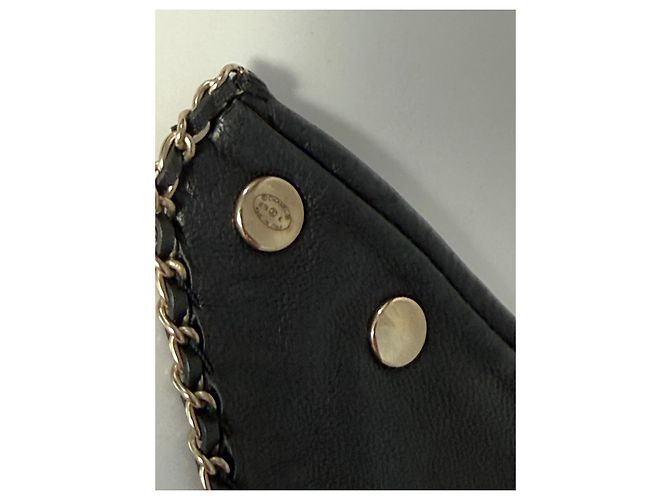 Chanel schwarzer Lederschal mit CC-Brosche - Ansicht 7