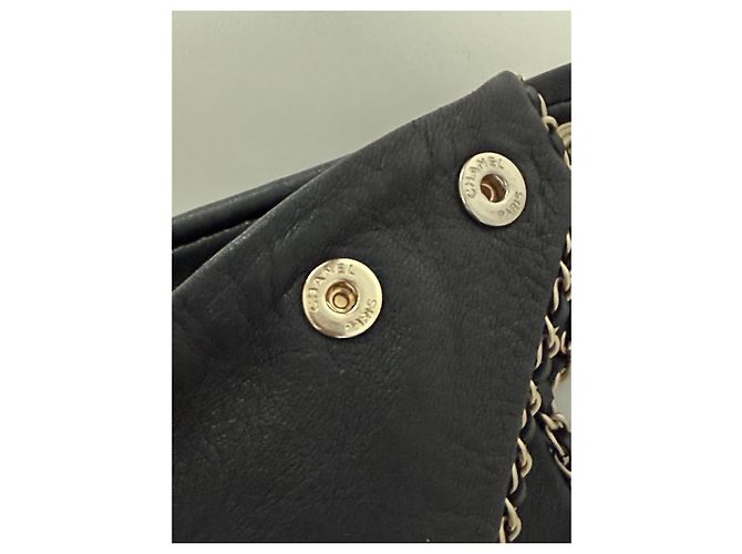 Chanel schwarzer Lederschal mit CC-Brosche - Ansicht 8