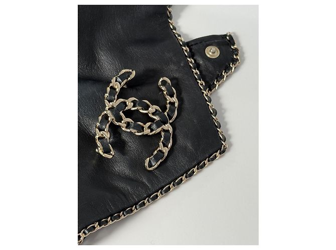Chanel schwarzer Lederschal mit CC-Brosche - Ansicht 9