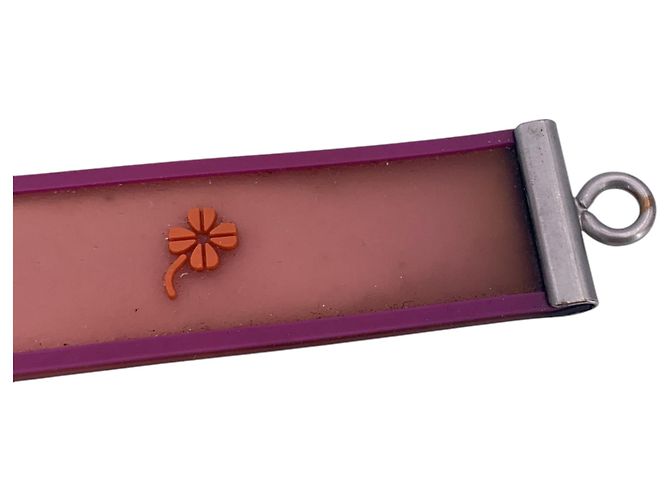 Chanel Bracciale rigido in gomma rosa con logo a trifoglio e dettagli in tono argento - vista 3