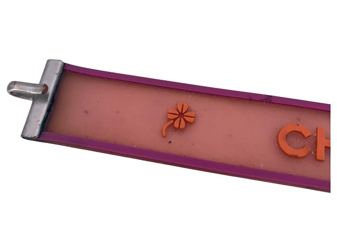 Chanel Bracciale rigido in gomma rosa con logo a trifoglio e dettagli in tono argento - vista 4