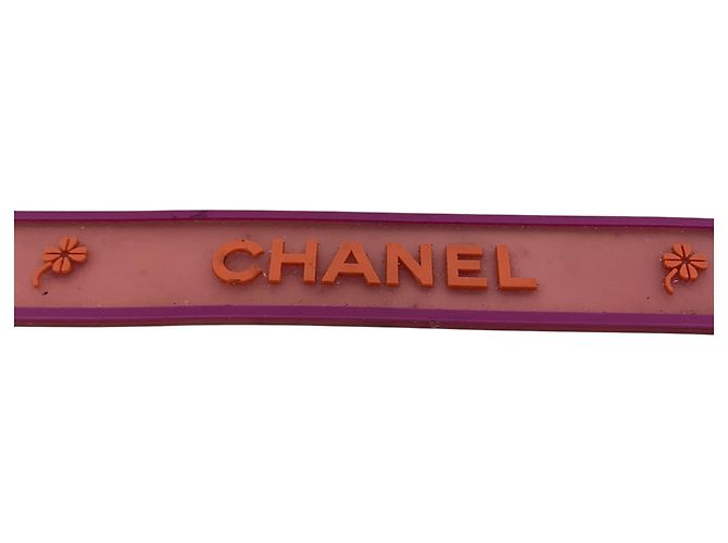 Chanel Bracciale rigido in gomma rosa con logo a trifoglio e dettagli in tono argento - vista 5
