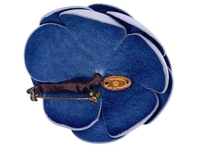 Timeless Chanel Spilla vintage in pelle azzurra a forma di camelia Blu - vista 2