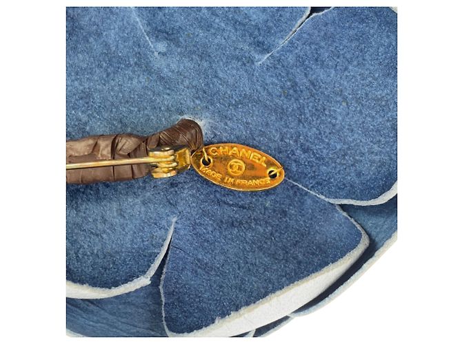 Timeless Chanel Spilla vintage in pelle azzurra a forma di camelia Blu - vista 3