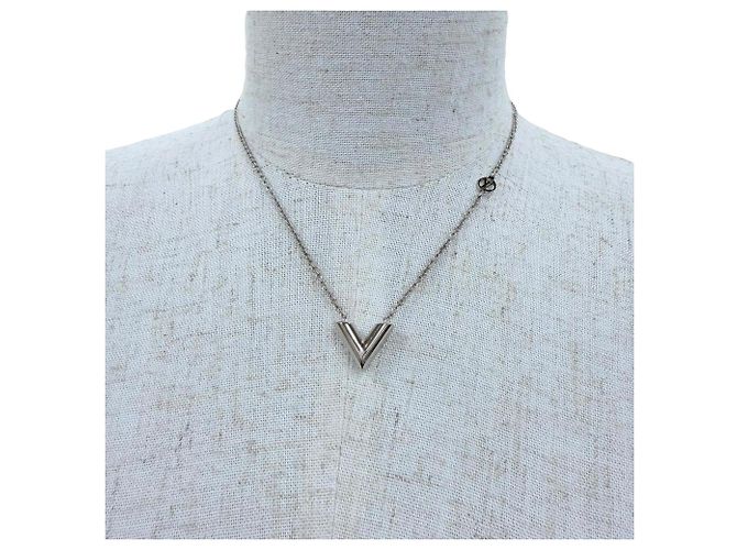 Collar Louis Vuitton 2025 Essential V Plata - vista 2