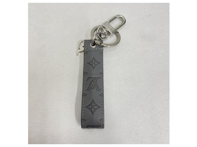 Portachiavi Dragonne Monogram Shadow Louis Vuitton - vista 3