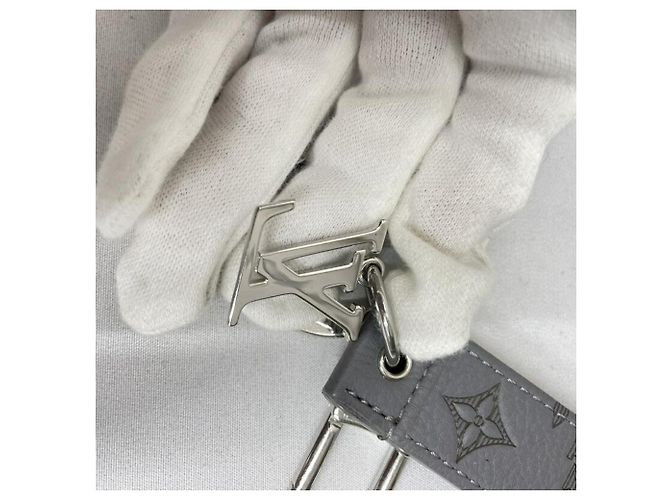 Portachiavi Dragonne Monogram Shadow Louis Vuitton - vista 8