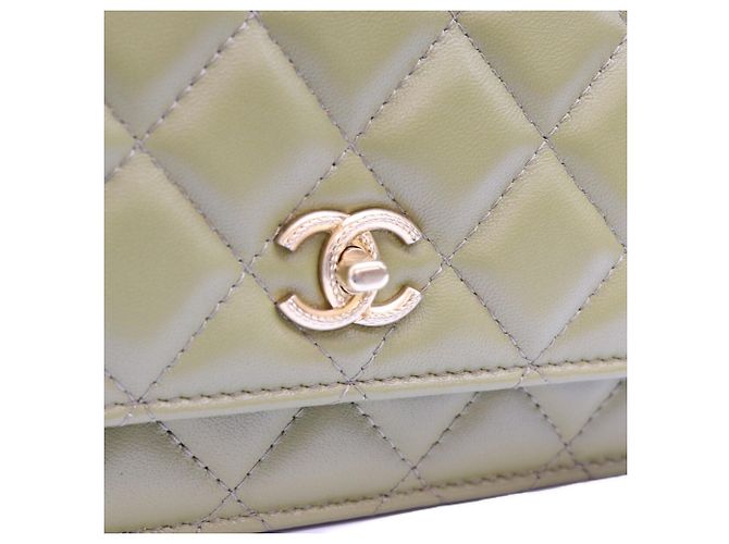 Borsa a tracolla Chanel in pelle d'agnello matelassé kaki Cachi - vista 6