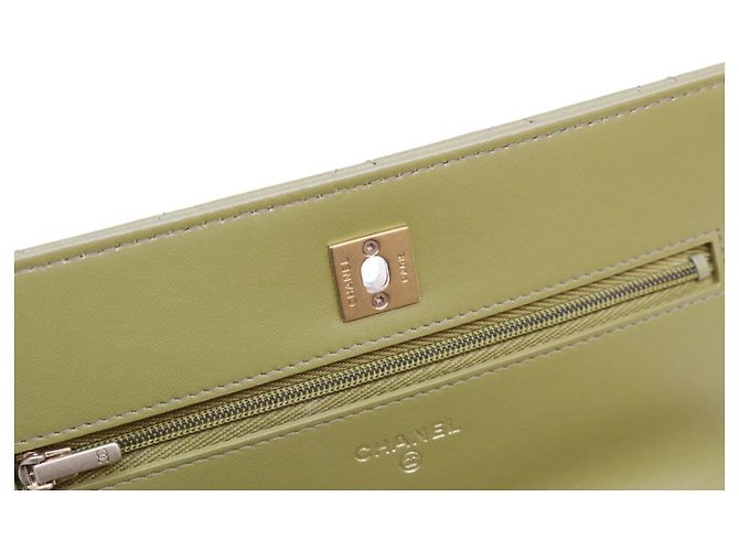 Borsa a tracolla Chanel in pelle d'agnello matelassé kaki Cachi - vista 9