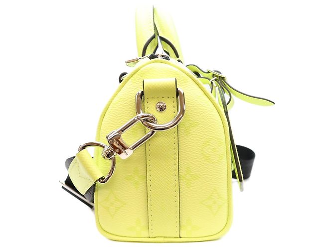 Borsa a tracolla Louis Vuitton Taigarama Keepall Bandoulière 25 Giallo - vista 4