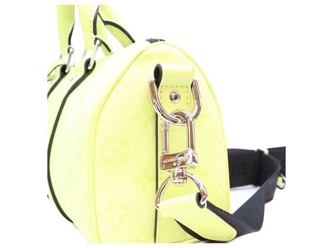 Borsa a tracolla Louis Vuitton Taigarama Keepall Bandoulière 25 Giallo - vista 9