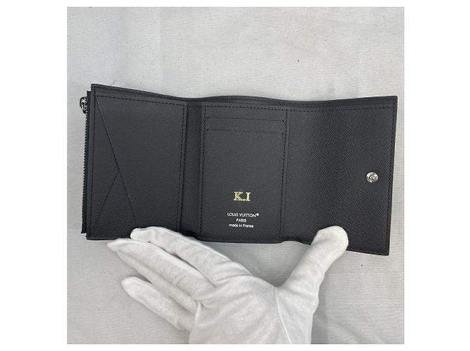Portafoglio Louis Vuitton Eclipse Victor Tri-Fold Nero Monogramma - vista 7