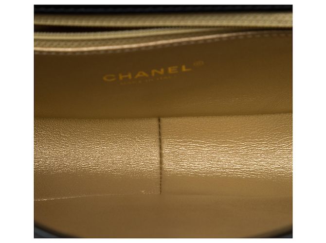 Chanel Black Medium Quilted Calfskin Octagon CC Clasp Flap Nero - vista 4