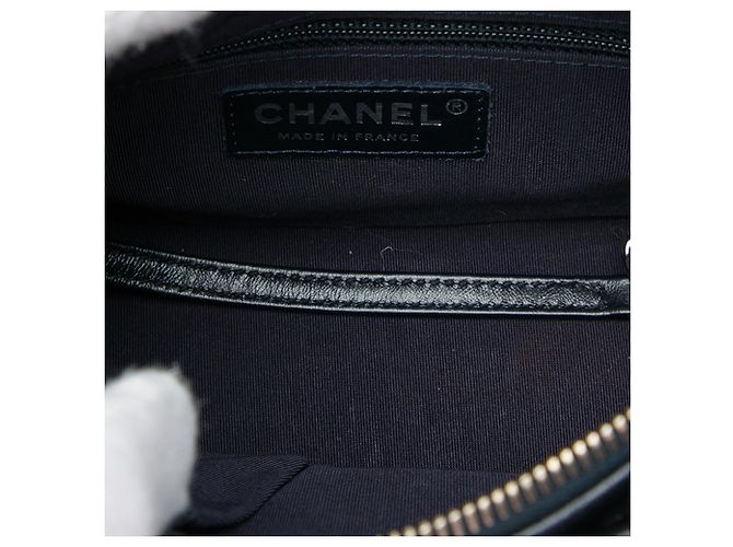 Chanel Gabrielle Crossbody Piccola in Tweed Nero e Pelle d'Agnello - vista 4