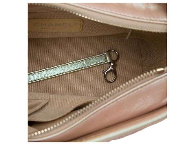 Chanel Gabrielle Hobo in pelle di vitello invecchiata matelassé iridescente rosa Small - vista 4