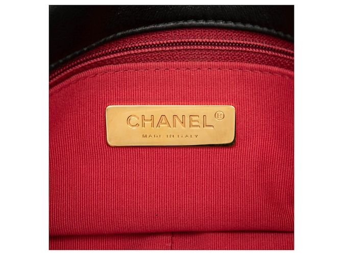 Chanel 19 Flap Medium in lambskin nero - vista 5