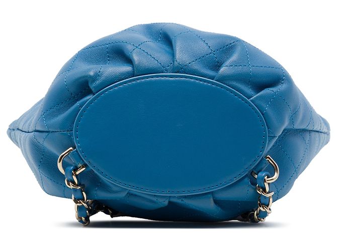 Zaino a secchiello Chanel Blue CC in vitello matelassé - vista 3