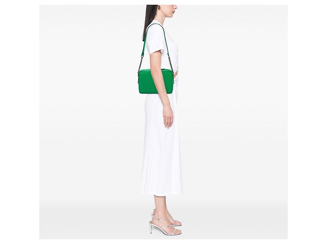 Bolsa Camera com aba e cinto Bottega Veneta em Nappa Intrecciato verde - vista 5