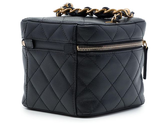 Petit vanity case Chanel en veau matelassé noir avec chaîne et barrette - vue 2