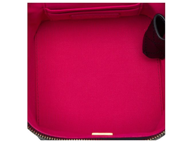 Petit vanity case Chanel en veau matelassé noir avec chaîne et barrette - vue 4