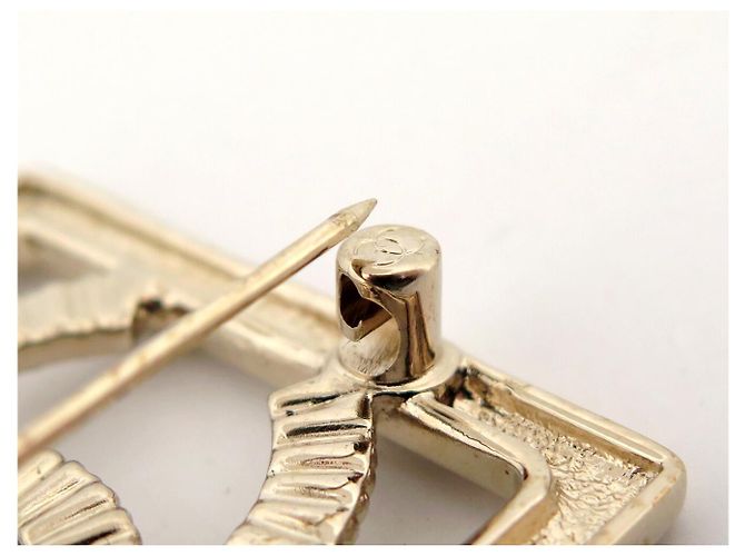 SPILLA CHANEL QUADRATA LOGO CC LUCChetto STRASS 2023 METALLO DORATO D'oro - vista 5