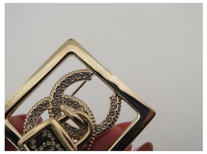 SPILLA CHANEL QUADRATA LOGO CC LUCChetto STRASS 2023 METALLO DORATO D'oro - vista 8
