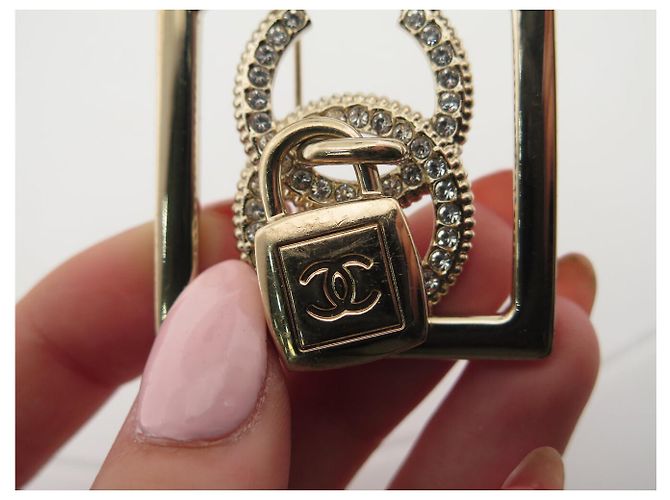 SPILLA CHANEL QUADRATA LOGO CC LUCChetto STRASS 2023 METALLO DORATO D'oro - vista 9