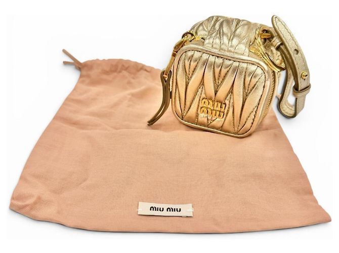Charm in pelle Miu Miu D'oro - vista 2