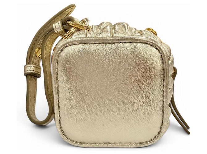 Charm in pelle Miu Miu D'oro - vista 3