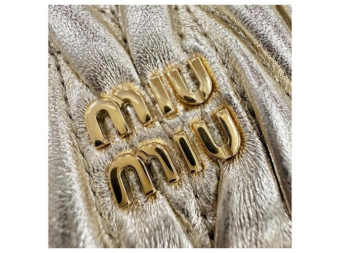 Charm in pelle Miu Miu D'oro - vista 6