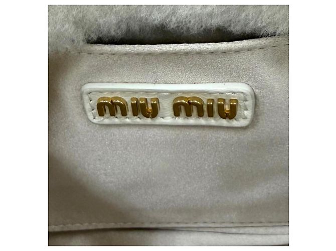 Miu Miu 2-Way Handtasche aus Schafsfell mit Logo-Plakette Weiß - Ansicht 11
