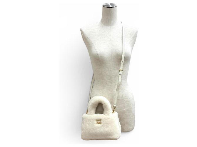 Miu Miu 2-Way Handtasche aus Schafsfell mit Logo-Plakette Weiß - Ansicht 3