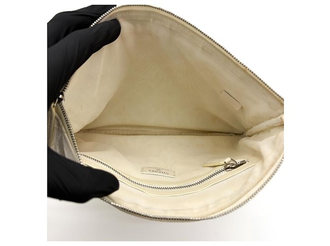 Chanel Classic O Case Quilted Caviar Small Bianco - vista 5