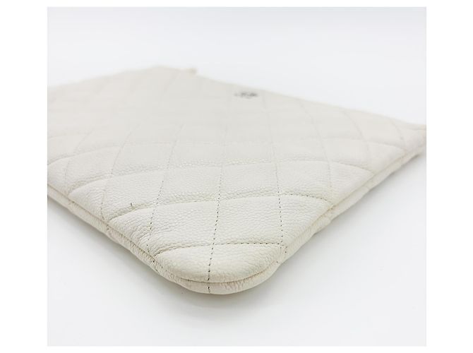 Chanel Classic O Case Quilted Caviar Small Bianco - vista 7