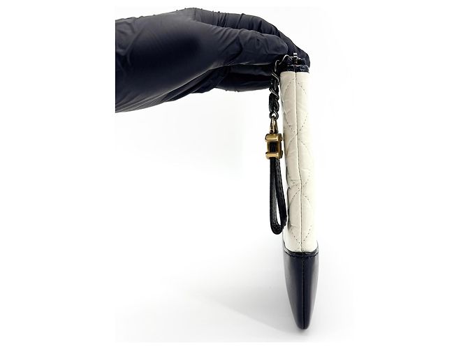 Chanel Gabrielle O Case Clutch in pelle di vitello matelassé Medium Nero - vista 4