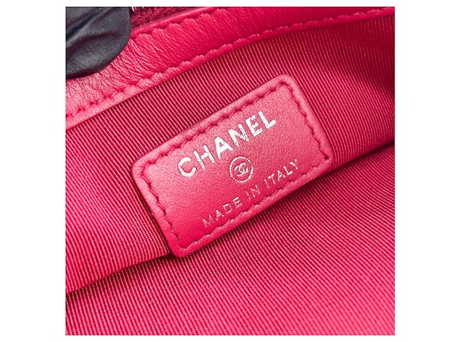 Chanel Gabrielle O Case Clutch in pelle di vitello matelassé Medium Nero - vista 6