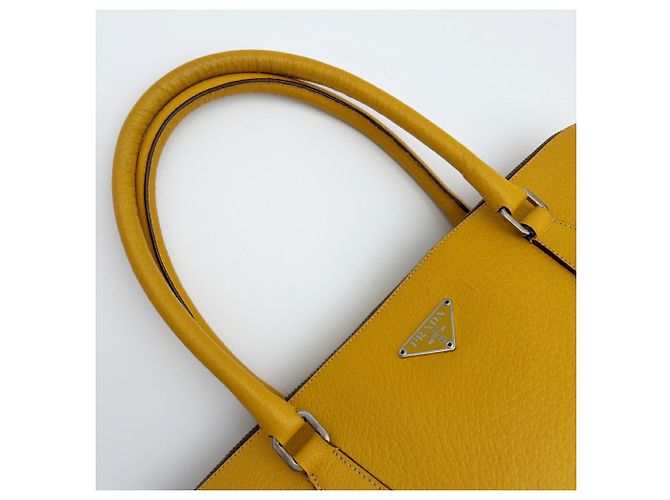 Saco Tote Prada em couro amarelo - vista 8