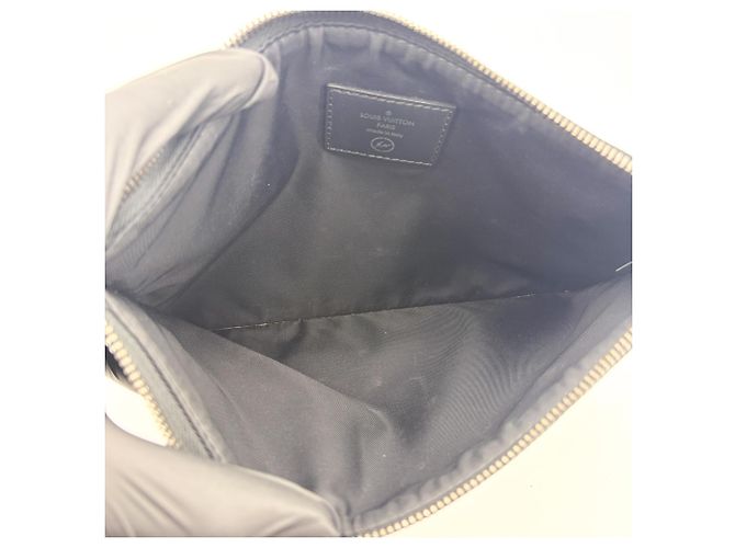 Louis Vuitton Pochette Voyage Monogram Eclipse Canvas MM Noir - vue 5