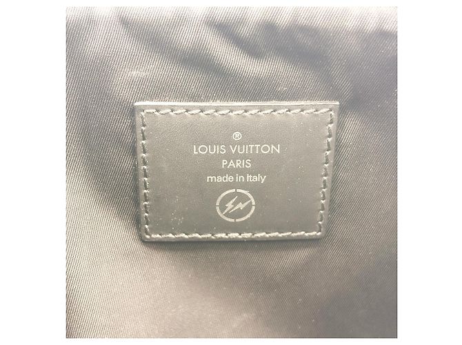 Louis Vuitton Pochette Voyage Monogram Eclipse Canvas MM Noir - vue 6