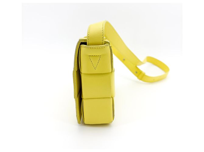 Bottega Veneta Cassette Maxi Intrecciato Leather Small Giallo - vista 3