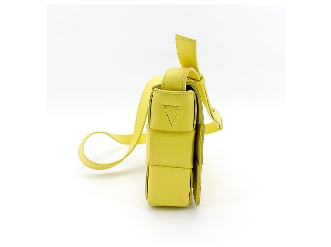 Bottega Veneta Cassette Maxi Intrecciato Leather Small Giallo - vista 4