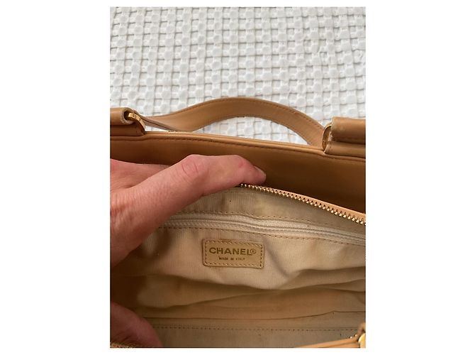 Bowling Borsa Polochon Chanel Choco Bar in pelle matelassé Cammello - vista 12